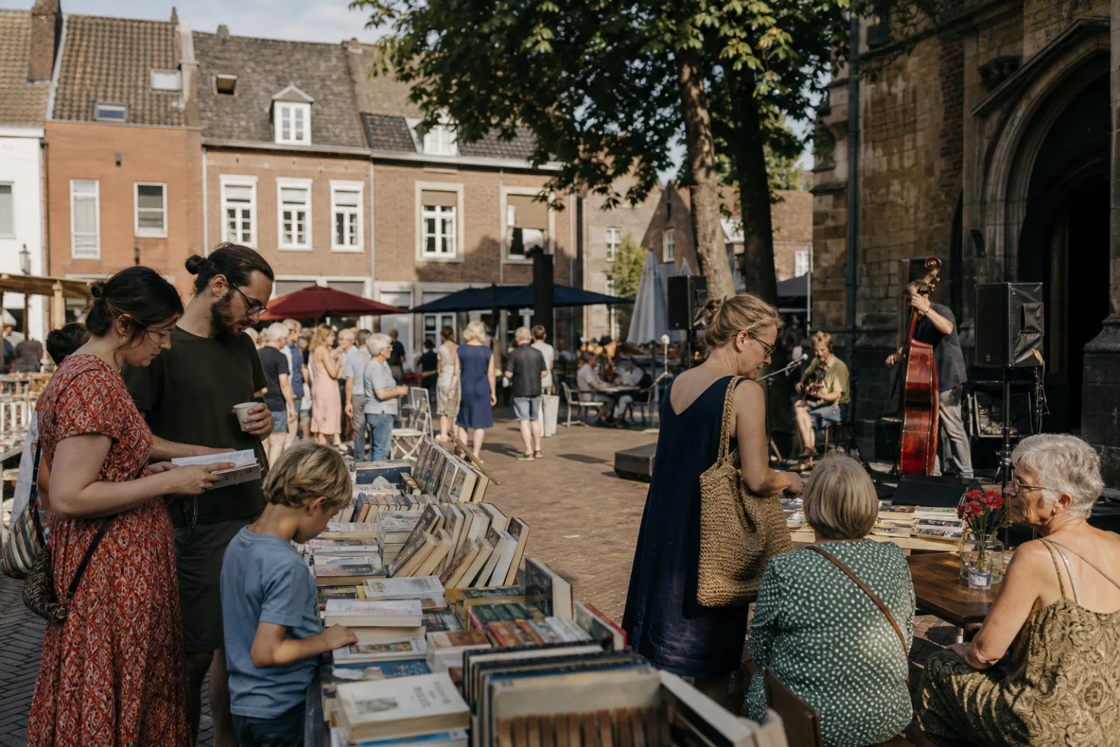 Bezoekers op een zomerse activiteit in Limburg
